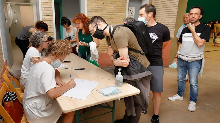 Un centenar de personas acudió al frontón Zamariain de Puente la Reina, movidos por el interés en participar en la definición de un nuevo modelo energético. Cedida.
