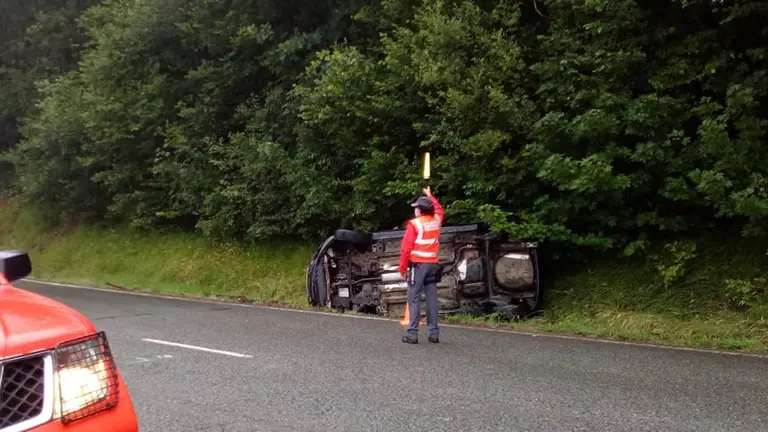Coche volcado en el puerto de Otsondo en el que ha resultado herida una mujer de 43 años. POLICÍA FORAL