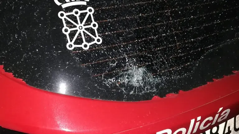 Vehículo policial atacado tras una intervención en una fiesta con jóvenes en Carcastillo. POLICÍA FORAL