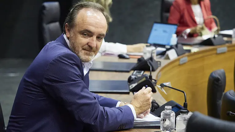 El presidente de UPN y portavoz de Navarra Suma, Javier Esparza, en la Mesa y Junta de Portavoces del Parlamento de Navarra celebrada este lunes, 29 de junio de 2020.  EDUARDO SANZ-EUROPA PRESS