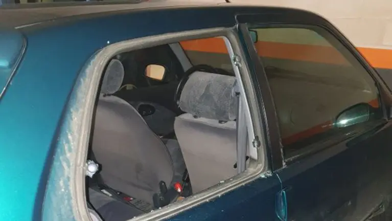 Uno de los vehículos donde robó el detenido. POLICÍA MUNICIPAL