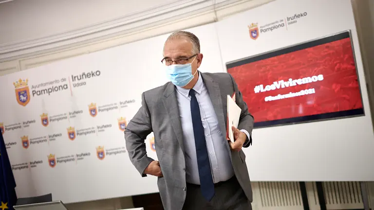 El alcalde de Pamplona, Enrique Maya, en rueda de prensa presenta la campaña del Ayuntamiento para recordar la suspensión de los Sanfermines. PABLO LASAOSA