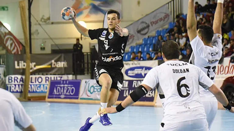 El nuevo refuerzo del Anaitasuna, Ander Torriko, con la camiseta del Sinfín de Santander en la liga asobal. Web Anaitasuna.