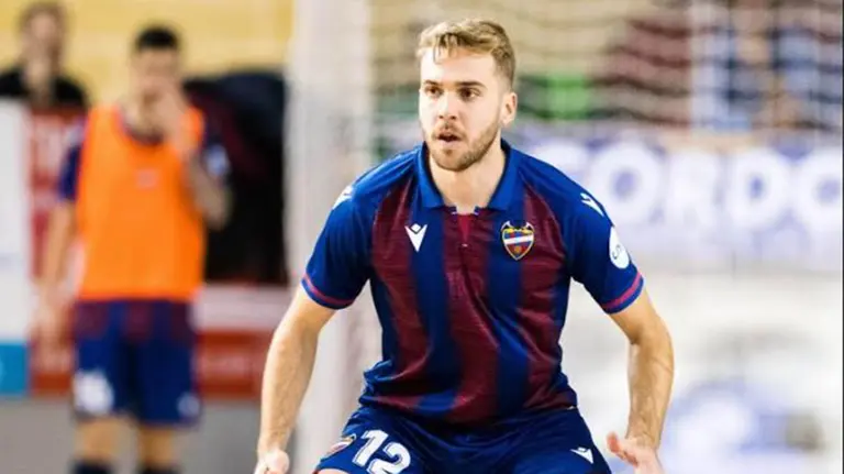 El pivot Pedro García con la camiseta del Levante UD. Cedida.