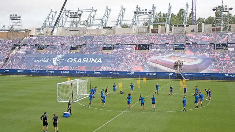 Los jugadores rojillos se entrenan en un estadio de El sadar en plena remodelación. CA Osasuna.