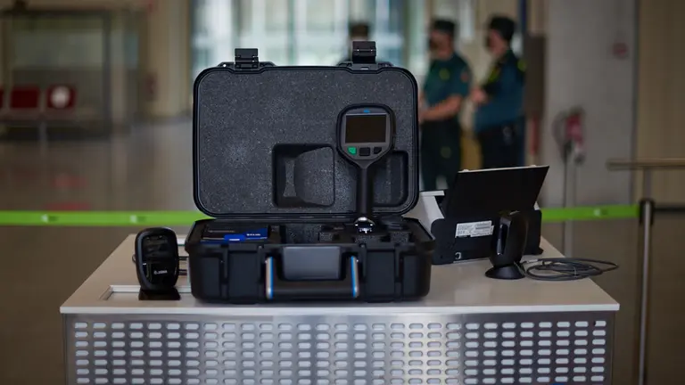 El delegado del Gobierno en Navarra, José Luis Arasti, conoce los protocolos de seguridad del aeropuerto frente al COVID-19 antes del reinicio de la actividad comercial. MIGUEL OSÉS