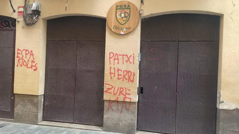 Entrada al local de la peña Oberana que ha sido atacada por los radicales con pintura. TWITTER