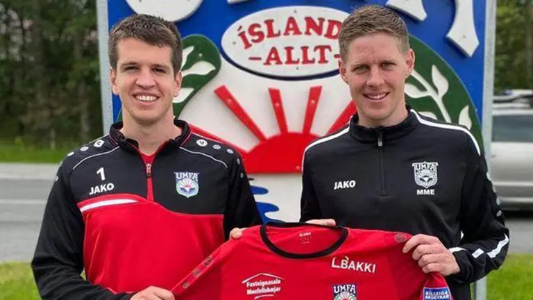 El navarro Endika Galarza, a la izquierda, con su nueva camiseta.