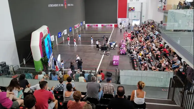 El frontón de Irún tuvo una buena entrada en las finales de la Emakume Master Cup. Cedida.