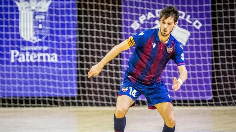 Javi Sena, flamante fichaje del Ribera Navarra, con la camiseta del Levante UD. Cedida.