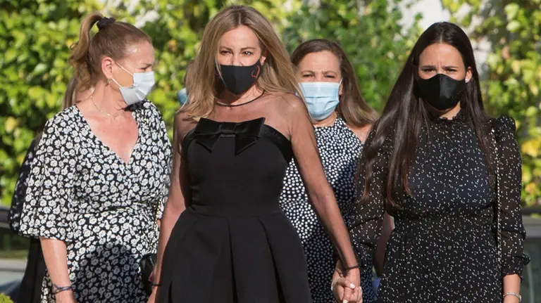 Ana Obregón junto a Carolina Monje y sus hermanas llegando a la Parroquia Nuestra Señora de la Moraleja. EUROPA PRESS