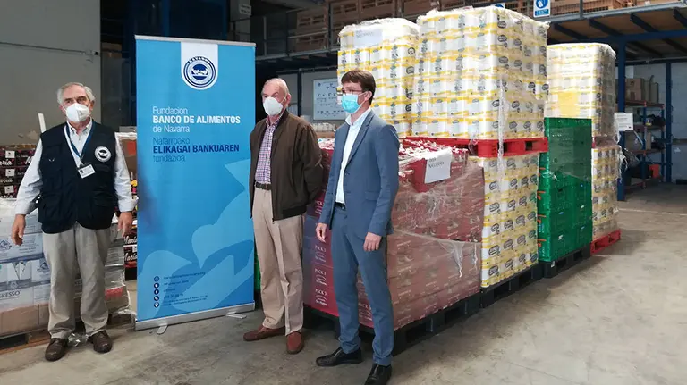Los representantes del BAN Ramón Navarro y Joaquín Fernández con Imanol Flandes (Mercadona) junto a los productos donados. MERCADONA