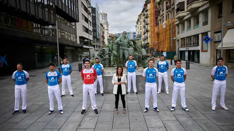 Presentacion con los pelotaris del Campeonato de Pelota que este sábado llega al Labrit de la mano de CaixaBank. PABLO LASAOSA