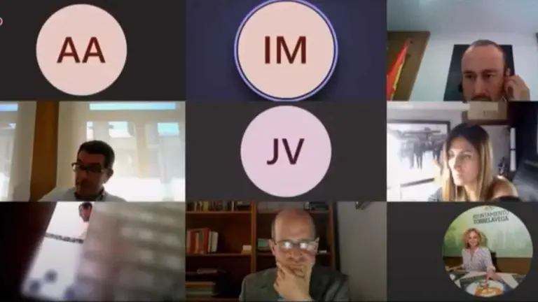 El concejal del PSOE, abajo a la izquierda, se ducha durante la sesión.