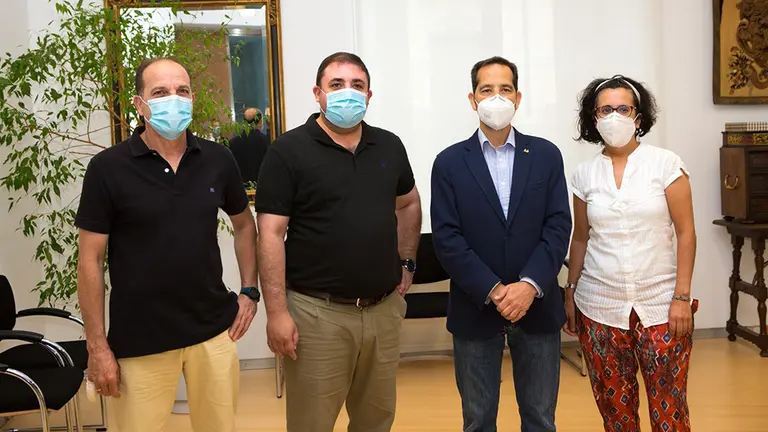 El presidente del Parlamento de Navarra, Unai Hualde, con los representantes de Cocemfe. EUROPA PRESS