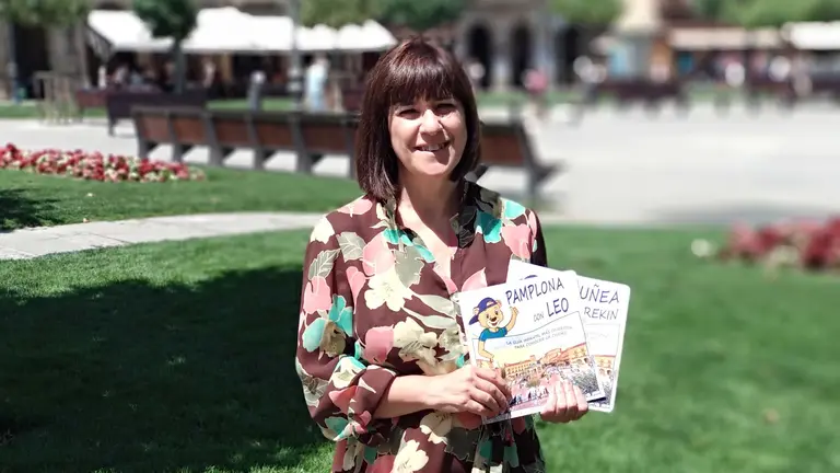 África Flamarique Borrego, en la presentación de su guía infantil sobre Pamplona en la Plaza del Castillo. CEDIDA