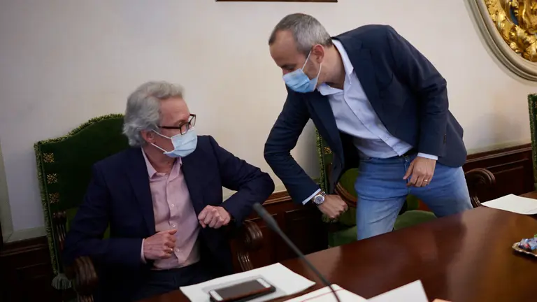 Fernando Villanueva saluda a Fermín Alonso en el salón de plenos. PABLO LASAOSA