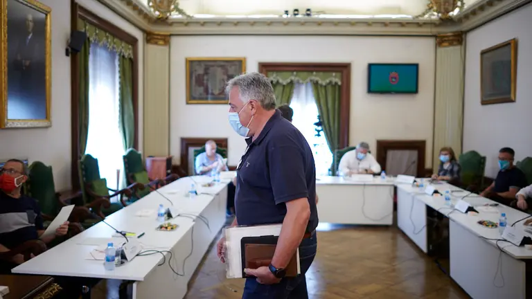 Joseba Asirón accede a su asiento en el salón de plenos del Ayuntamiento. PABLO LASAOSA