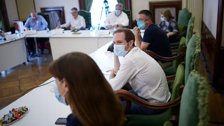 Xabi Sagardoy, del PSN en el salón de plenos. PABLO LASAOSA