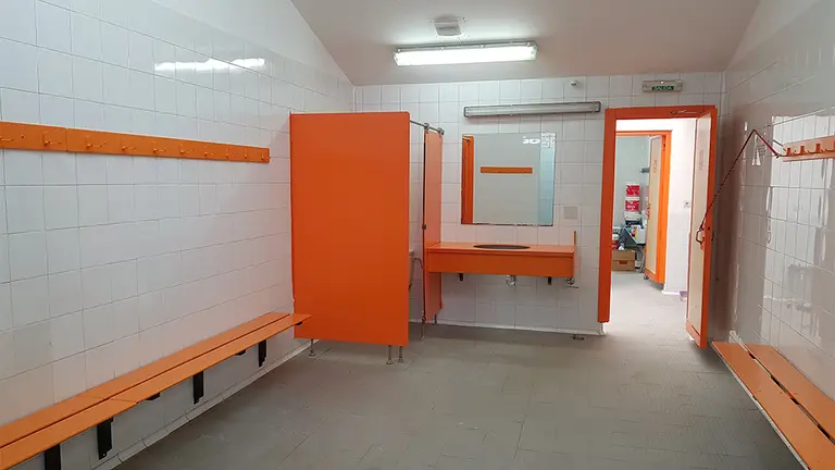 Vestuarios después de la rehabilitación en las instalaciones deportivas de Tudela. Cedida.