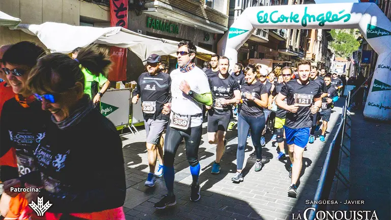 Salida de la carrera desde la calle Mayor de Sangüesa. Facebook La Conquista del Castillo.