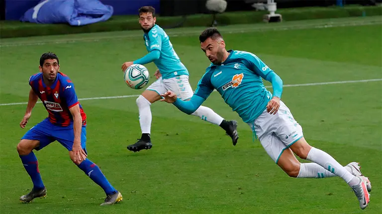 GRAF1264. EIBAR (GIPUZKOA), 02/07/2020.- El delantero de Osasuna, Enrique Gallego (d) intenta rematar de cabeza, durante el partido de la jornada 33 de LaLiga Santander de fútbol que Eibar y Osasuna disputan este jueves en el estadio de Ipurua de Eibar. EFE/Javier Etxezarreta.
