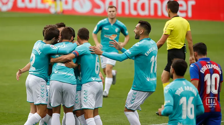 Los jugadores rojillos celebran un gol de su equipo en Eibar. CA Osasuna.