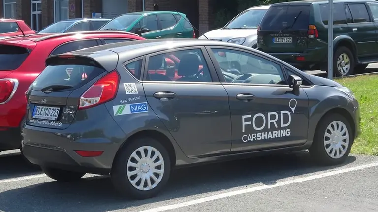Un coche de carsharing en un aparcamiento. CEDIDA