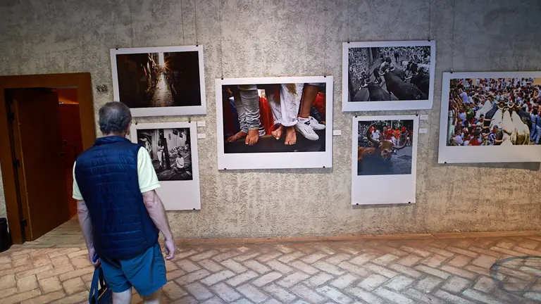 Presentación de la exposición fotográfica 'San Fermín 2020 En pausa/Etenaldian'. Participan Jorge Urdánoz, director del Área de Cultura e Igualdad del Ayuntamiento de Pamplona, Iñaki Porto, secretario de la Asociación de Reporteros Gráficos de Navarra (AREGNA) y Javier Sesma, miembro de AREGNA y secretario de la exposición. MIGUEL OSÉS
