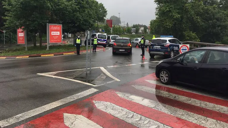 Fotografía del control conjunto de la Policía Nacional y la policía francesa en la frontera navarra de Dancharinea POLICÍA NACIONAL