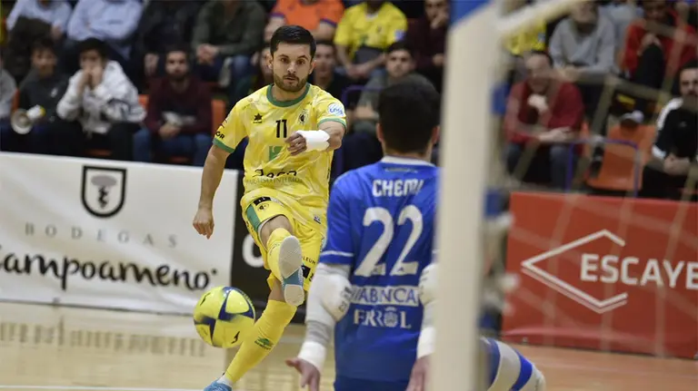 El jugador Dani Martín con la camiseta amarilla del Jaén FS. Cedida.