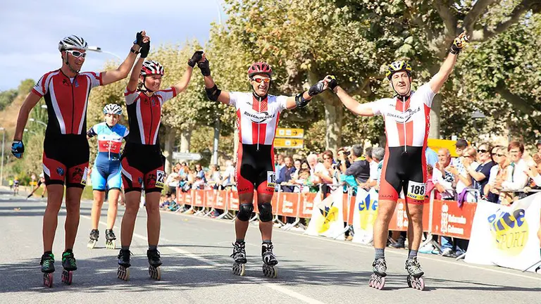 Llegada de la P2P Skate Race a la meta en Puente la Reina. Facebook P2P Maratón Zubiri - Pamplona - Puente.