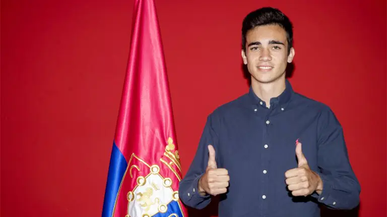 Asier Córdoba hace la señal de triunfo junto a la bandera rojilla. CA Osasuna.