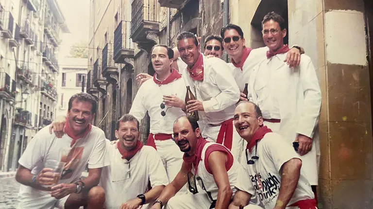 Rick Música, segundo por la izquierda abajo, celebrando unos Sanfermínes pasados en cuadrilla. RICK MÚSICA