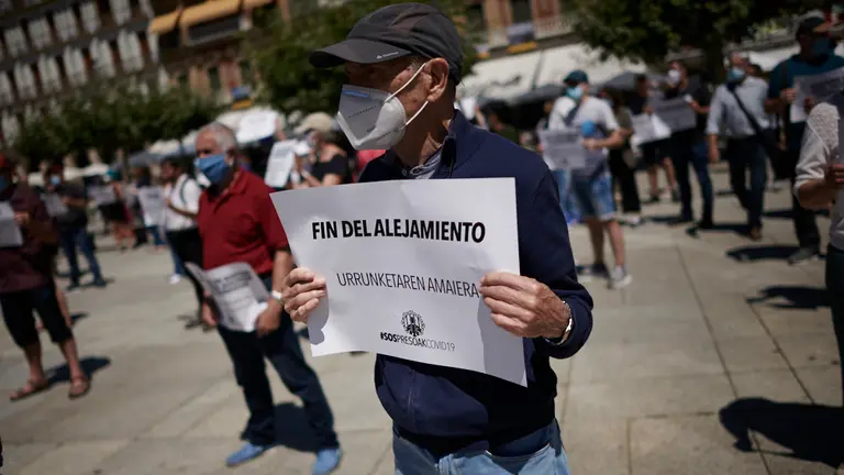 Concentración de Salhaketa Nafarroa, Etxerat, Altsasuko Gurasoak y Sare Herritarra para criticar la existencia de presos cumpliendo condena lejos de su lugar de arraigo. PABLO LASAOSA