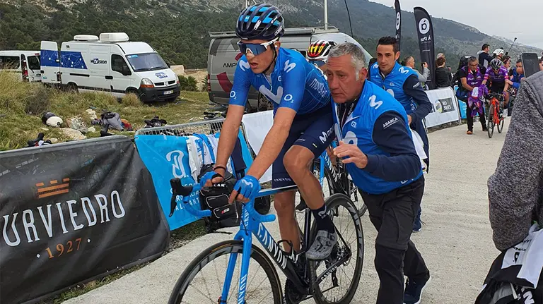 Pep Toni Escandell ayudando a un corredor del Movistar Team tras llegar a la meta. Cedida.
