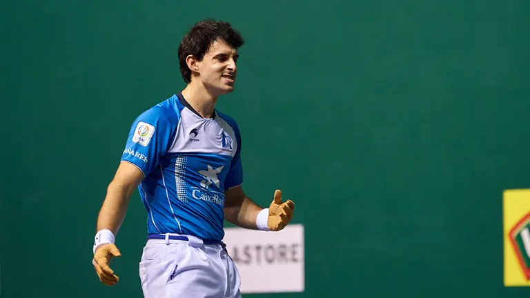 Partido entre Elezkano II - Aretxabaleta contra Altuna III - Imaz jugado en el frontón Labrit de Pamplona. MIGUEL OSÉS