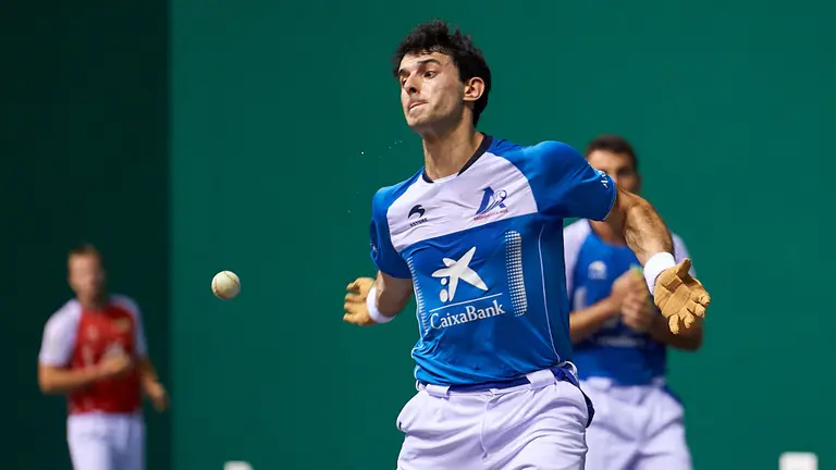 Partido entre Elezkano II - Aretxabaleta contra Altuna III - Imaz jugado en el frontón Labrit de Pamplona. MIGUEL OSÉS