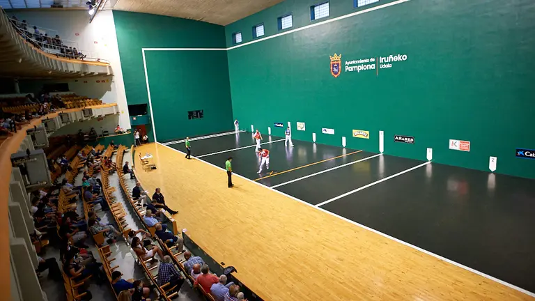 Partido entre Elezkano II - Aretxabaleta contra Altuna III - Imaz jugado en el frontón Labrit de Pamplona. MIGUEL OSÉS