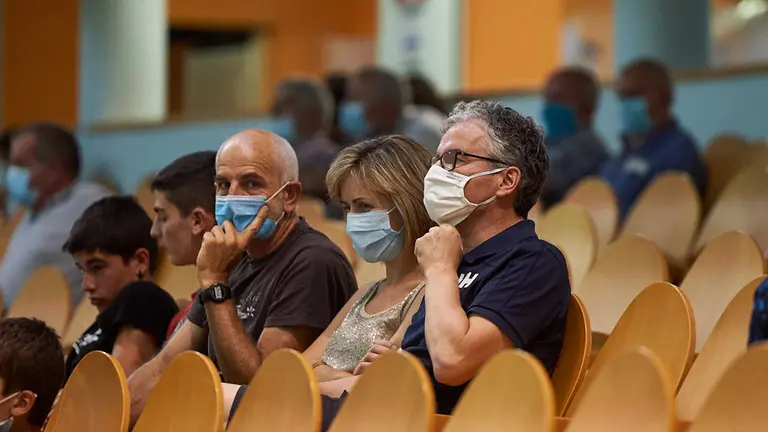 Partido entre Elezkano II - Aretxabaleta contra Altuna III - Imaz jugado en el frontón Labrit de Pamplona. MIGUEL OSÉS