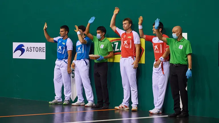 Partido entre Elezkano II - Aretxabaleta contra Altuna III - Imaz jugado en el frontón Labrit de Pamplona. MIGUEL OSÉS