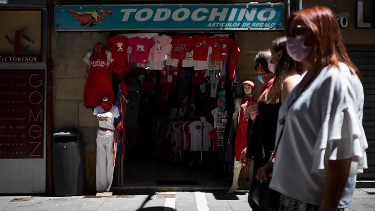 Ambiente por las calles de Pamplona durante el 5 de julio de 2020. PABLO LASAOSA