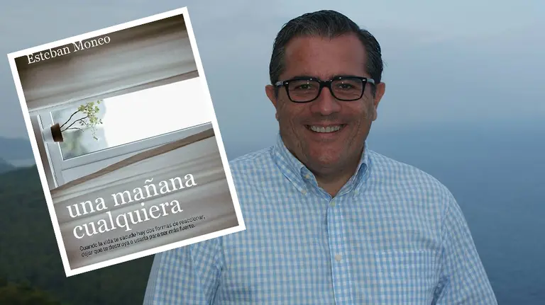 El escritor navarro Esteban Moneo, junto a la portada de su libro FACEBOOK