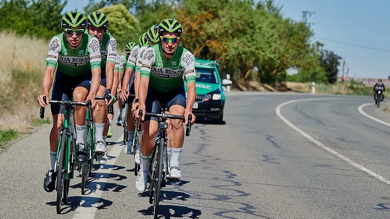 Entrenamiento del equipo navarro Caja Rural en las carreteras que rodean a Pamplona. Cedida.