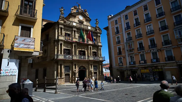El reloj de la plaza del ayuntamiento marca las 12 de la mañana. MIGUEL OSÉS