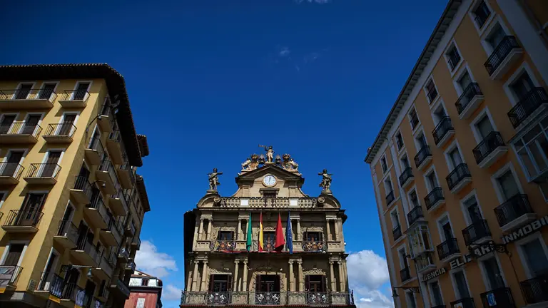 El reloj de la plaza del ayuntamiento marca las 12 de la mañana. MIGUEL OSÉS