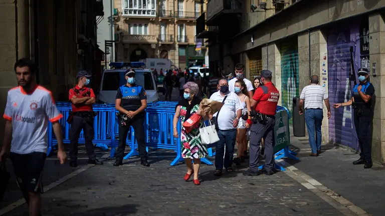 Pamplona se blinda de policía para controlar el aforo de gente por la suspension de los sanfermines de 2020. MIGUEL OSÉS