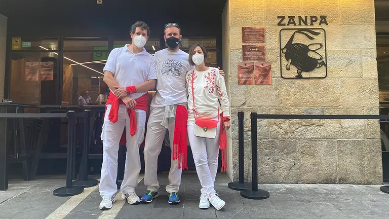 Sanfermineros en el bar Zampa para almorzar durante la mañana del no Chupinazo. NAVARRA.COM