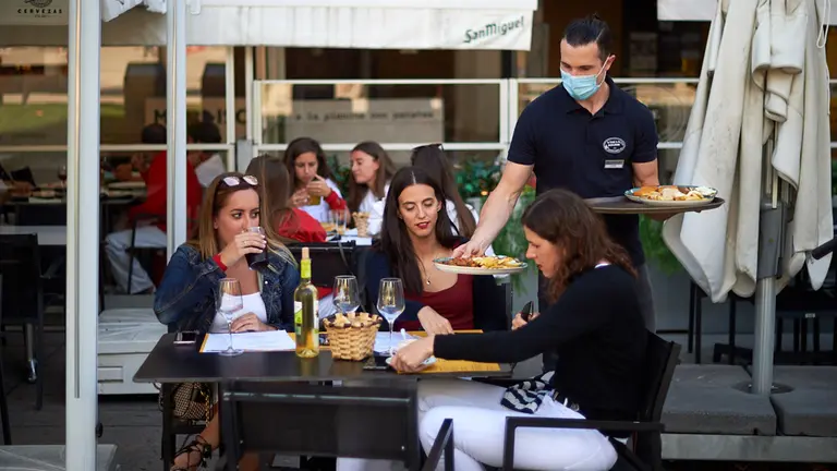 Grupos de personas almuerzan el 6 de Julio de los no sanfermines de 2020. MIGUEL OSÉS