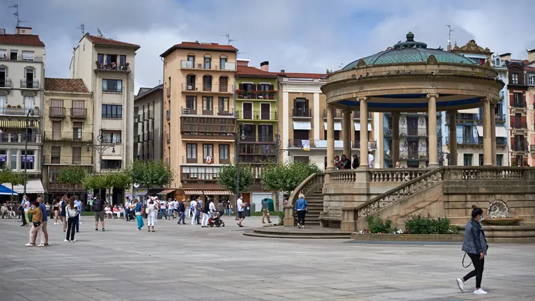 Plaza del Castillo de Pamplona a las 12 de la mañana del 6 dde Julio del 2020 en los no sanfermines. MIGUEL OSÉS